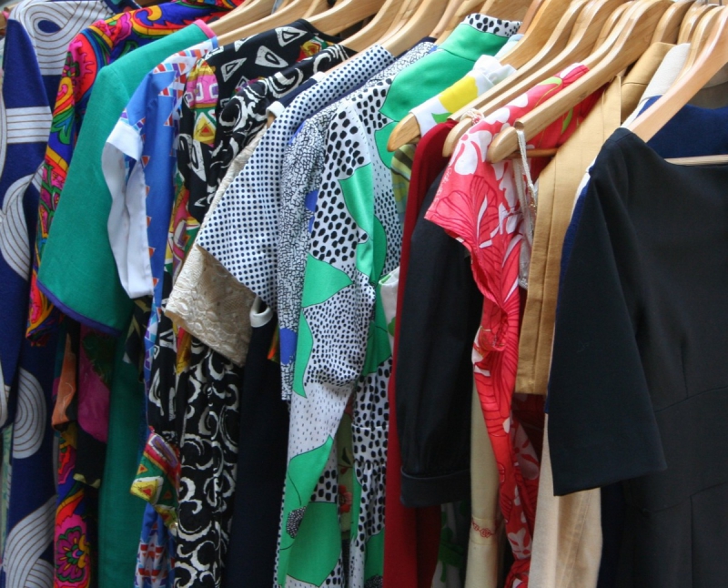 ecommerce-LE CASTELLET-min_dresses_apparel_clothing_clothes_clothes_hangers_wooden_hangers_retail_shop_closet-1149845